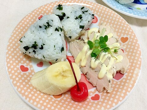 わかめおにぎりとハーブマヨサラダチキン朝ごはん♡